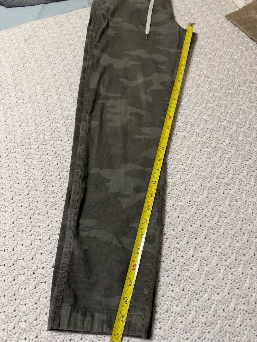 Vuori women’s medium Olive Gray Camo Cargo Pants - Picture 10 of 11